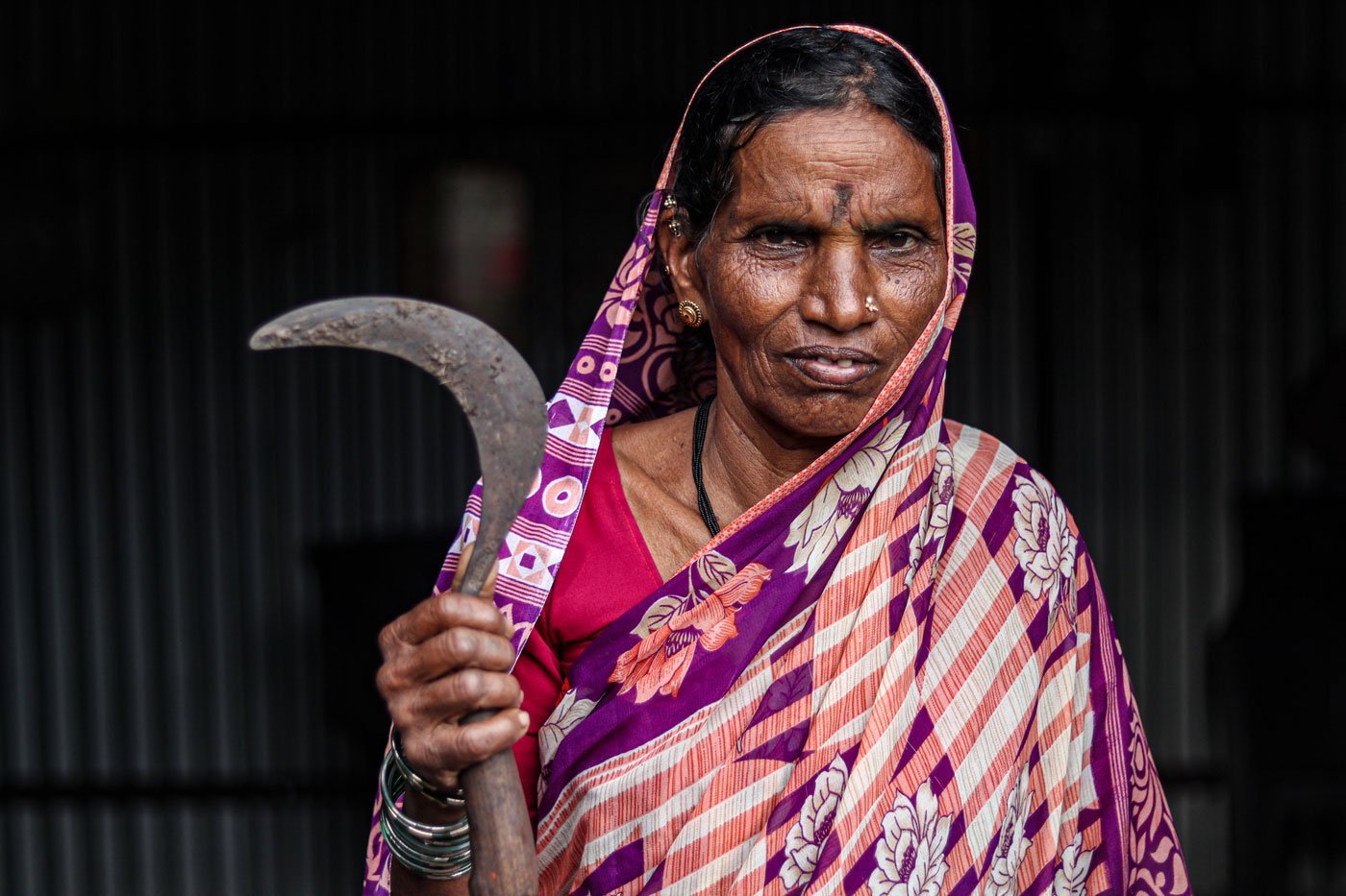 शिवबाई कांबले (62 साल) भी उच्च रक्तचाप की रोगी हैं, जिसका मुख्य कारण तनाव और दोबारा बाढ़ आने का भय है. तस्वीर: संकेत जैन/PARI