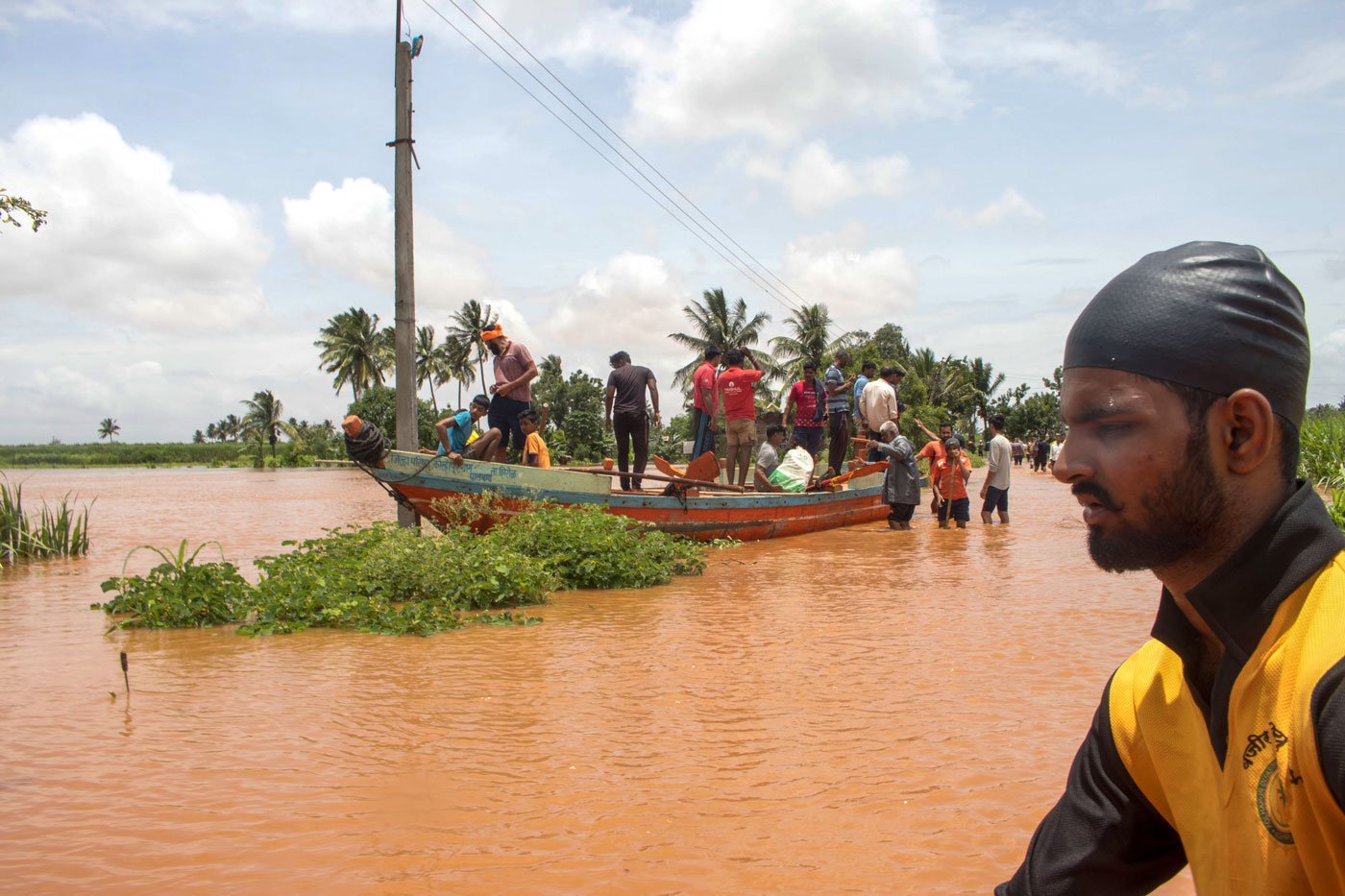 Flood rescue underway in Kolhapur’s Ghalwad village in July 2021. Photo: Sanket Jain/PARI