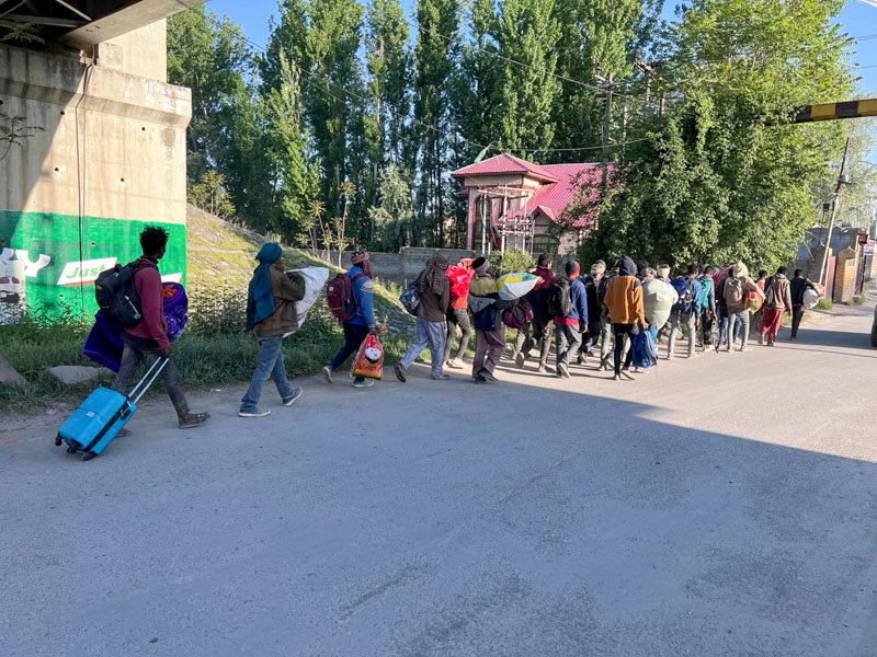 Nepali workers returning home after being rescued. Photo: Saroj Ray via NIMJN